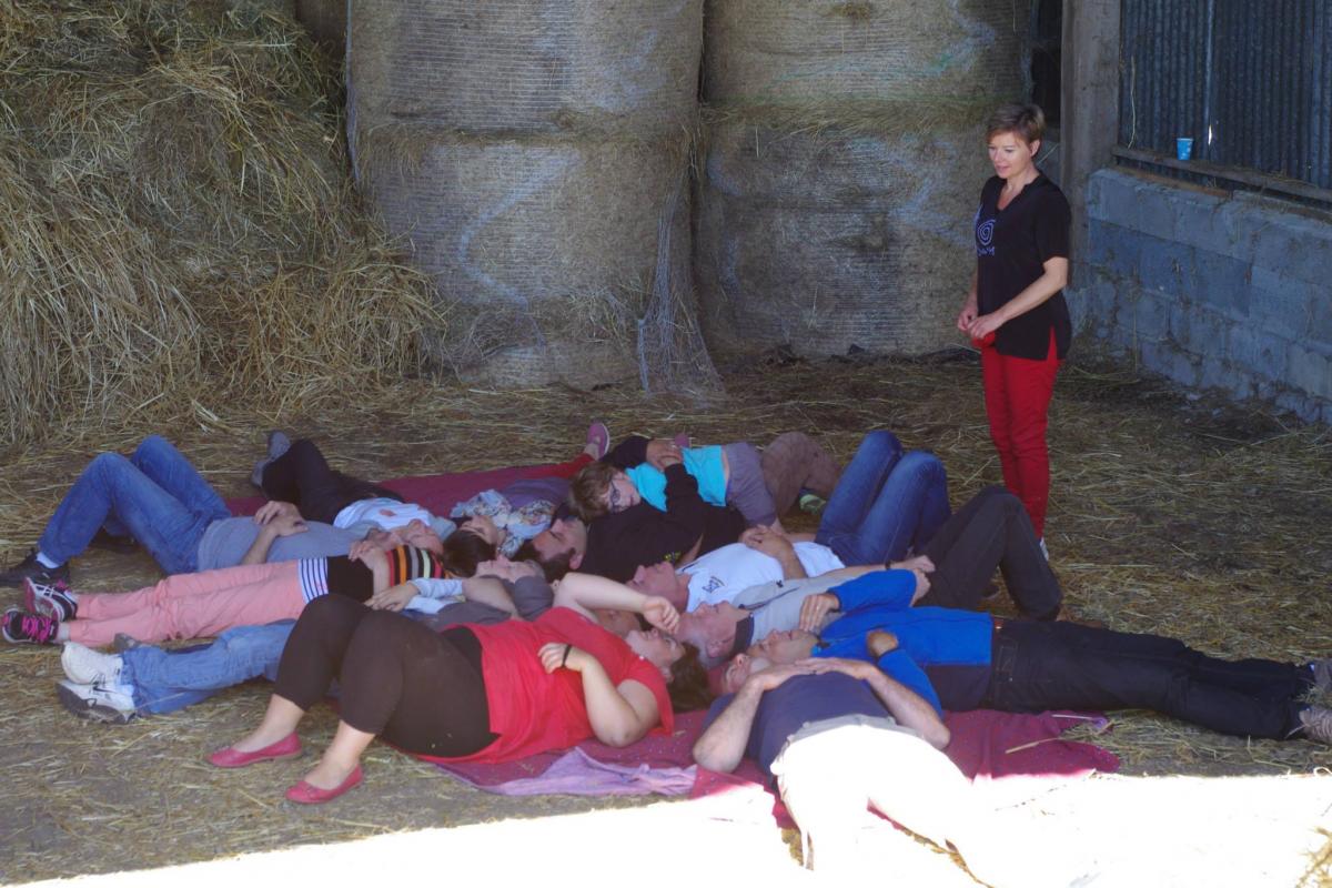 yoga du rire à la ferme